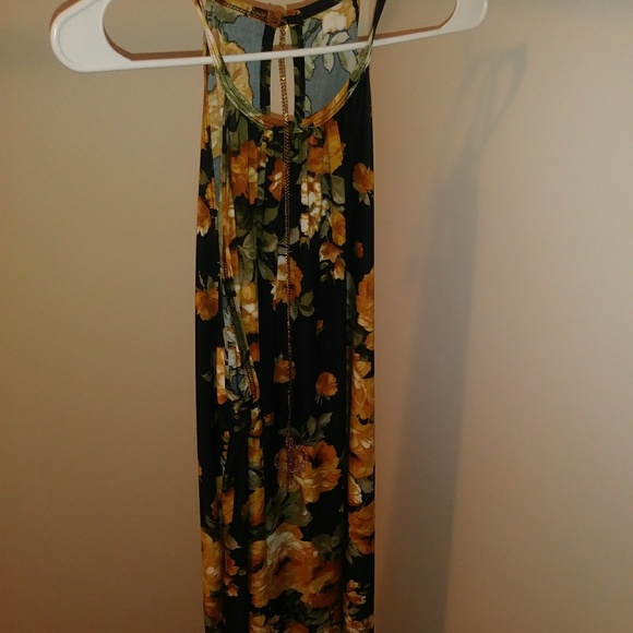 Dresses - Picture 6 of 8